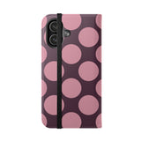 iPhone 17 plånboksfodral i veganskt läder – design med Pink Plum Polka Dot