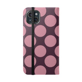 iPhone 15 Plus plånboksfodral i veganskt läder – design med Pink Plum Polka Dot
