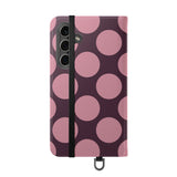 Samsung Galaxy S24 Plånboksfodral i veganskt läder – Pink Plum Polka Dot Design