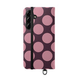 Samsung Galaxy S25 Plus plånboksskal i veganskt läder – Pink Plum Polka Dot-design