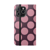 iPhone 15 Pro Max plånboksfodral i veganskt läder – design med Pink Plum Polka Dot