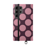 Samsung Galaxy S24 Ultra Plånboksfodral i veganskt läder – Pink Plum Polka Dot Design