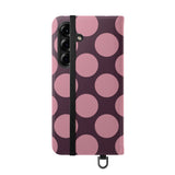 Samsung Galaxy S25 plånboksskal i veganskt läder – Pink Plum Polka Dot-design