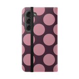Samsung Galaxy S23 Plånboksfodral i veganskt läder – Pink Plum Polka Dot Design