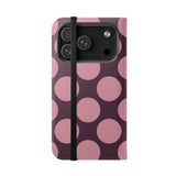 iPhone 17 Pro plånboksfodral i veganskt läder – design med Pink Plum Polka Dot