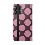 iPhone 16 Plus plånboksfodral i veganskt läder – design med Pink Plum Polka Dot