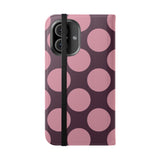iPhone 16 plånboksfodral i veganskt läder – design med Pink Plum Polka Dot